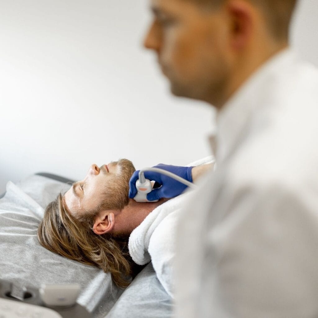 Lekarz wykonuje badanie USG dopplerowskie tętnic szyjnych i kręgowych.