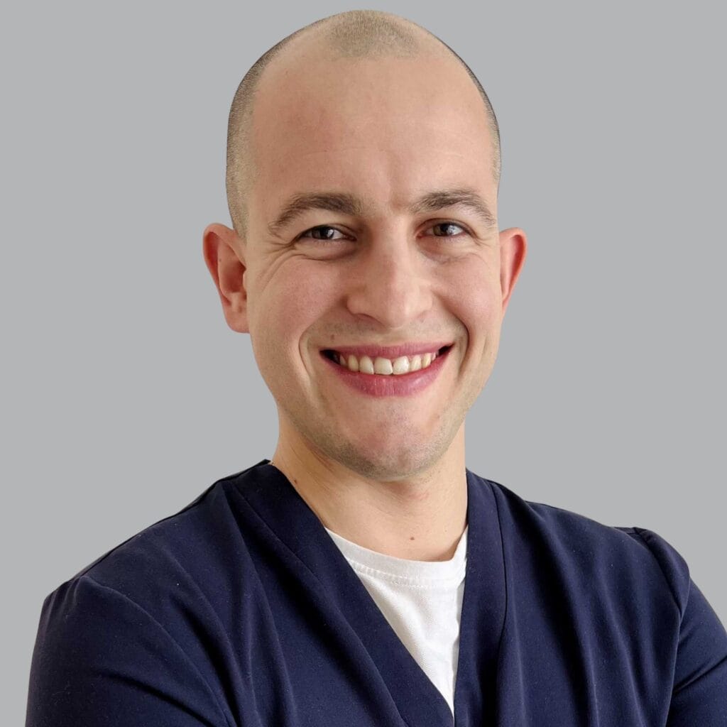 Zdjęcie ortopedy Roberta Chmielarskiego udzielającego porad ortopedycznych w Zabrzu.