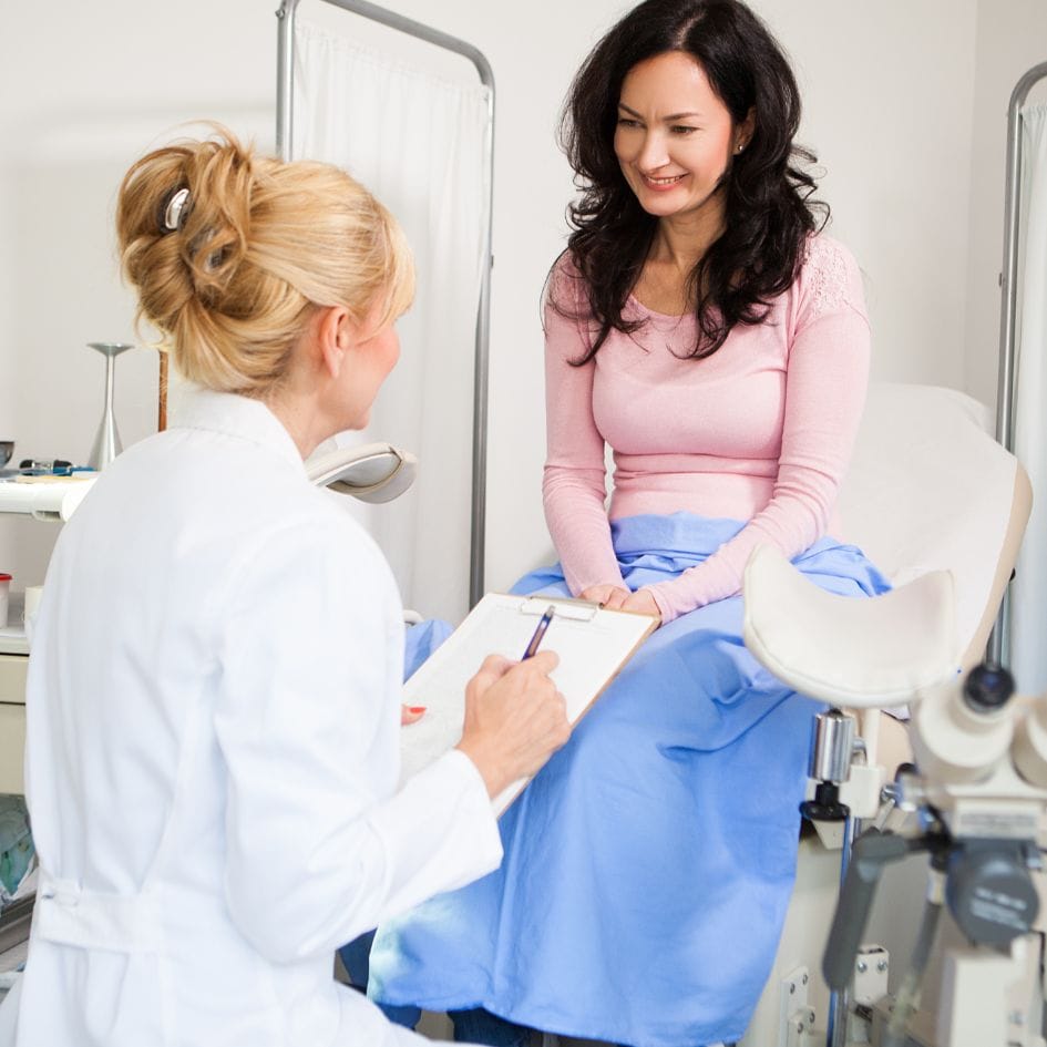 Lekarz ginekolog w trakcie konsultacji ginekologicznej.