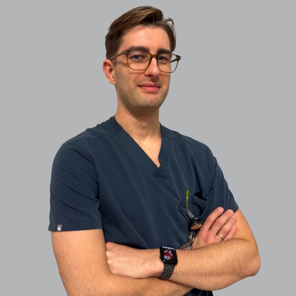 Zdjęcie przedstawia neurochirurga Mikołaja Dymka udzielającego prywatnych konsultacji.