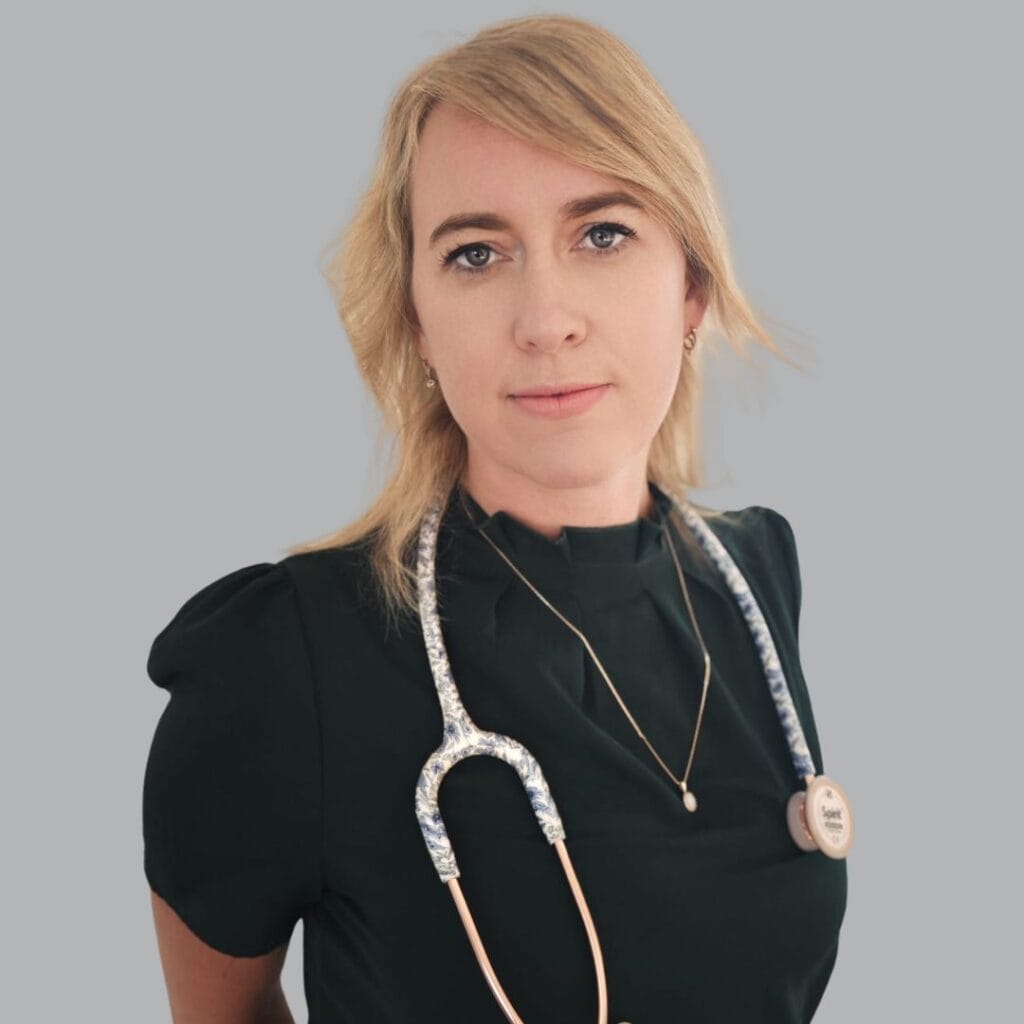 Zdjęcie przedstawia lekarkę Katarzynę Jaworską-Bytomską, która udziela konsultacji pediatrycznych w Zabrzu.