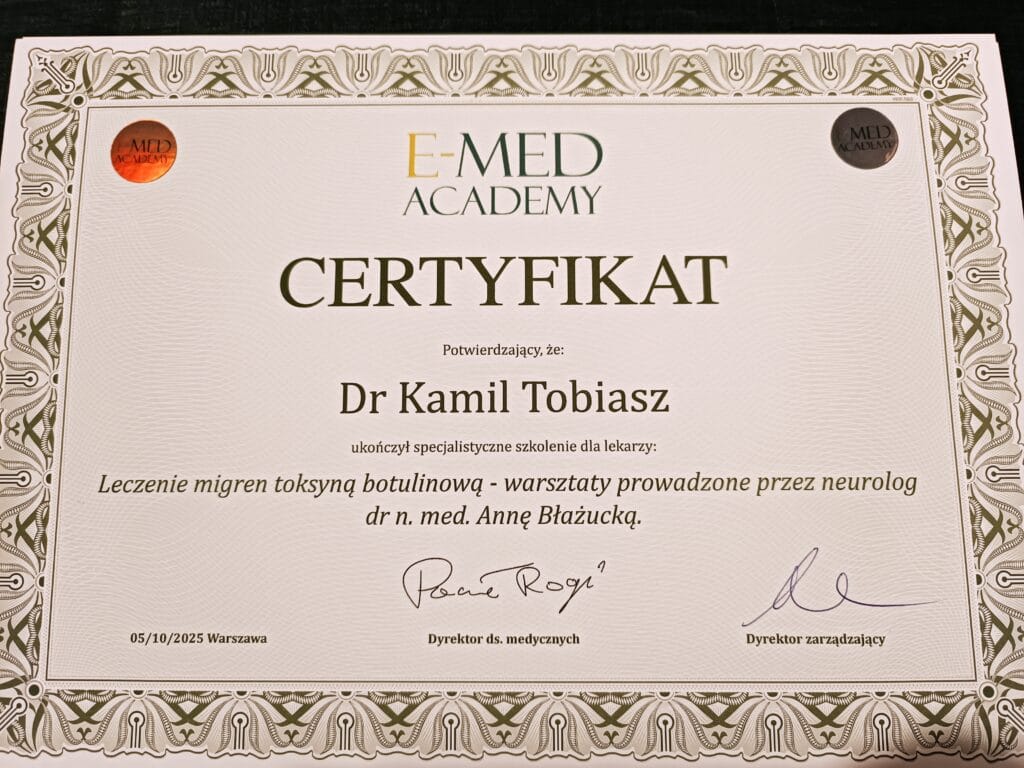 Zdjęcie przedstawia certyfikat kursu leczenia migreny przewlekłej toksyną botulinową uzyskany przez lekarza Kamila Tobiasza, który udziela konsultacji neurologicznych w Zabrzu.