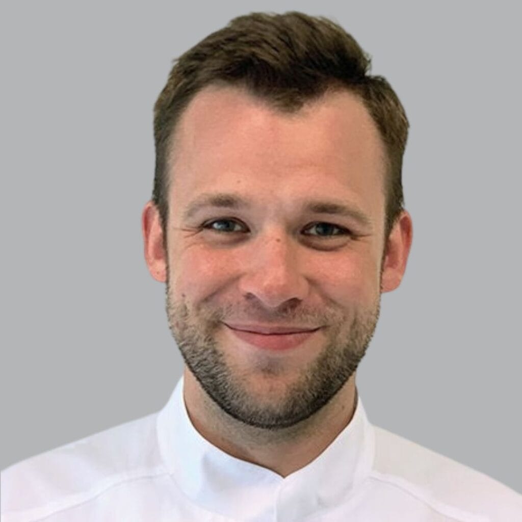 Zdjęcie ortopedy Tomasza Chylińskiego udzielającego porad ortopedycznych w Zabrzu.