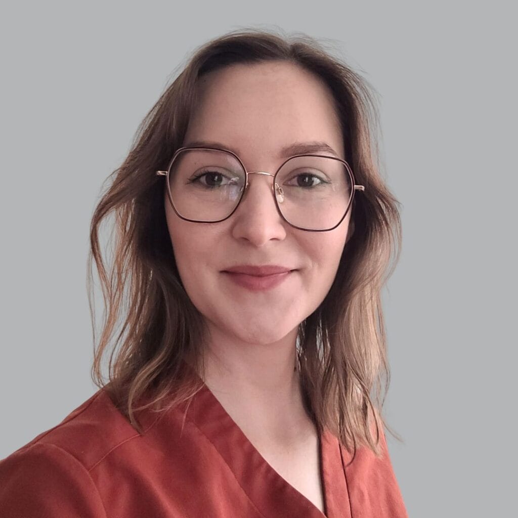 Zdjęcie przedstawia specjalistkę ginekologii Kaję Skowronek udzielającą konsultacji ginekologicznych w Zabrzu.