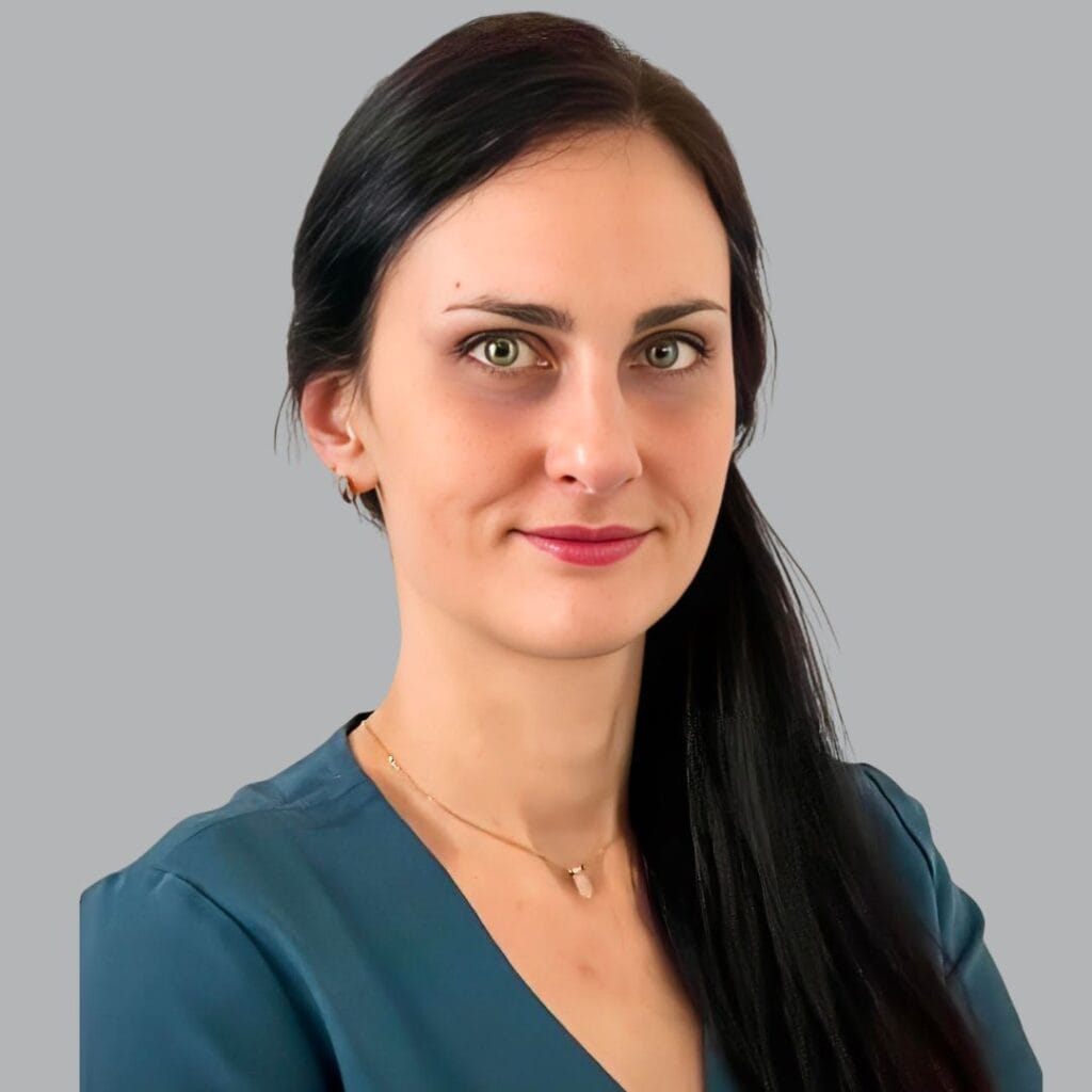 Zdjęcie przedstawia lekarkę specjalistkę reumatologii Magdalenę Wawrzyczek udzielającą w Sonicus w Zabrzu konsultacji reumatologicznych, wykonuje USG stawów, badania kapilaroskopii, biopsje ślinianki w diagnostyce choroby Sjogrena.